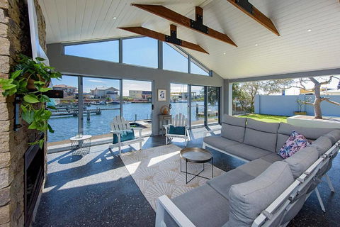 Aqua Tides- Family Home With Pool - Whitsundays Accommodation 2