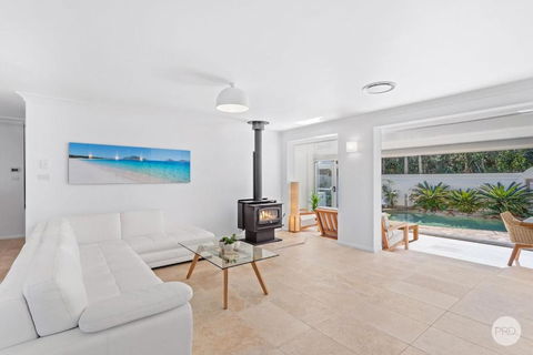 Aquablue Holiday Home - Hot Spa & Pool - 2m Walk To Beaches - Whitsundays Accommodation 3