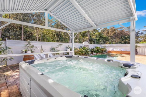 Aquablue Holiday Home - Hot Spa & Pool - 2m Walk To Beaches - Whitsundays Accommodation 1