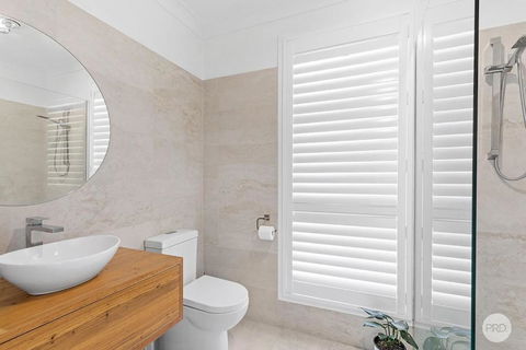 Aquablue Holiday Home - Hot Spa & Pool - 2m Walk To Beaches - Whitsundays Accommodation 4