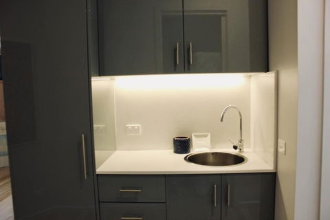 Architectural Crisp & Convenient Location - Whitsundays Accommodation 3