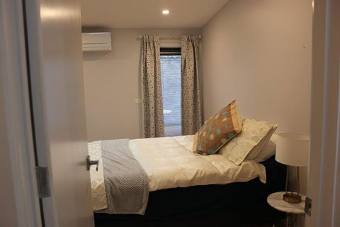 Architectural Crisp & Convenient Location - Whitsundays Accommodation 4
