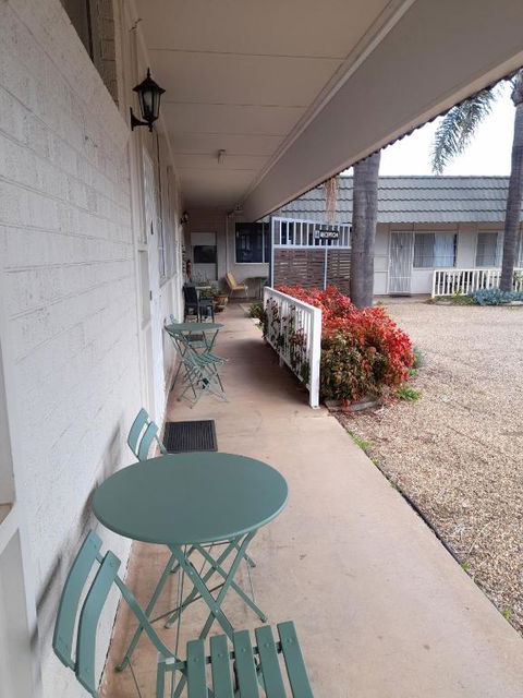 Aromet Motor Inn - Whitsundays Accommodation 1