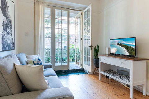 Art Deco 1 Bed Apt Close To Beach & CBD - Whitsundays Accommodation 1