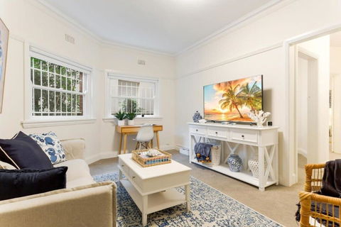 Art Deco Apartment Meters Away From The Beach - Whitsundays Accommodation 0