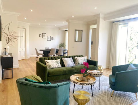 Art Deco In Toorak - Whitsundays Accommodation 4