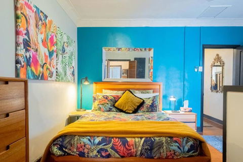 Art Deco Retreat, Shops & Cafes, Public Street Parking - Whitsundays Accommodation 0