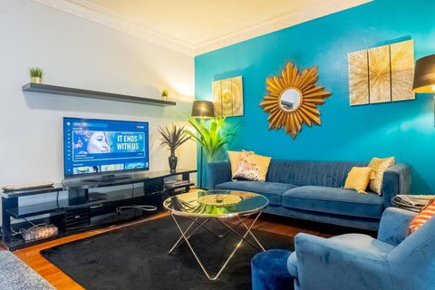 Art Deco Retreat, Shops & Cafes, Public Street Parking - Whitsundays Accommodation 1