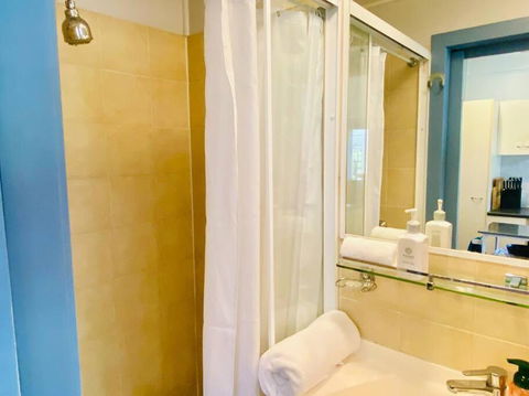 Art Deco Retreat, Shops & Cafes, Public Street Parking - Whitsundays Accommodation 2