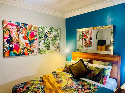 Art Deco Retreat, Shops & Cafes, Public Street Parking - Whitsundays Accommodation 3