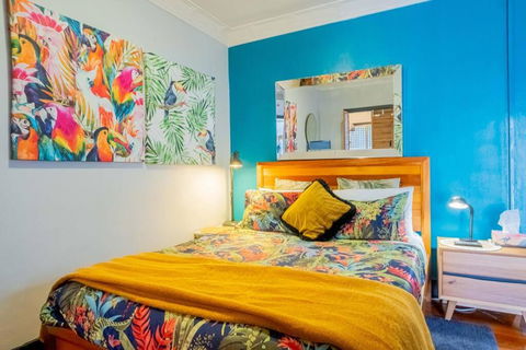 Art Deco Retreat, Shops & Cafes, Public Street Parking - Whitsundays Accommodation 4