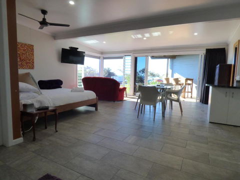 ArtHOUSE Beachfront Accommodation - Whitsundays Accommodation 4