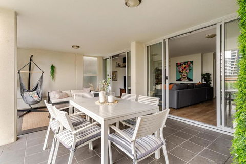 Artist Retreat With HUGE Entertaining Balcony - Whitsundays Accommodation 1