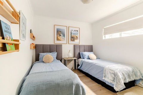 Artist Retreat With HUGE Entertaining Balcony - Whitsundays Accommodation 3