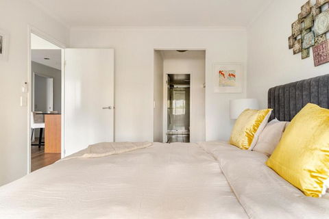 Artist Retreat With HUGE Entertaining Balcony - Whitsundays Accommodation 4