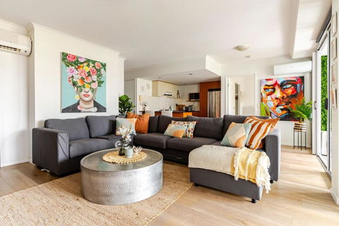 Artist Retreat With HUGE Entertaining Balcony - Whitsundays Accommodation 0
