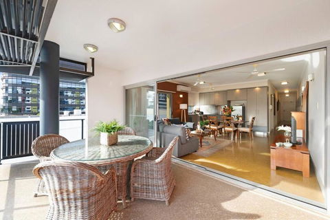 Artistic City Escape With Balcony And Parking - Whitsundays Accommodation 0