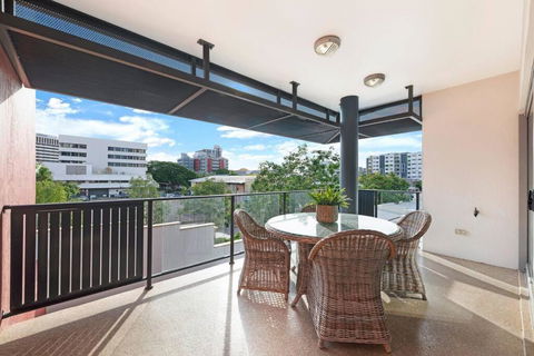 Artistic City Escape With Balcony And Parking - Whitsundays Accommodation 4