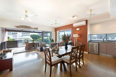Artistic City Escape With Balcony And Parking - Whitsundays Accommodation 3