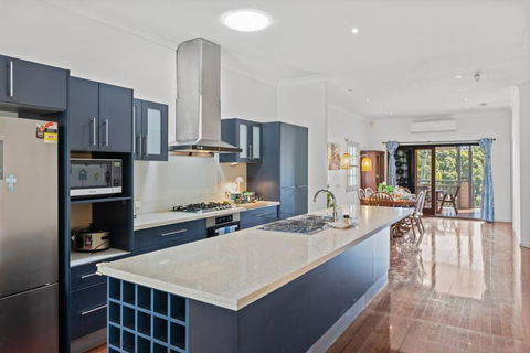 Artistic Queenslander With Park Views - Near City! - Whitsundays Accommodation 2