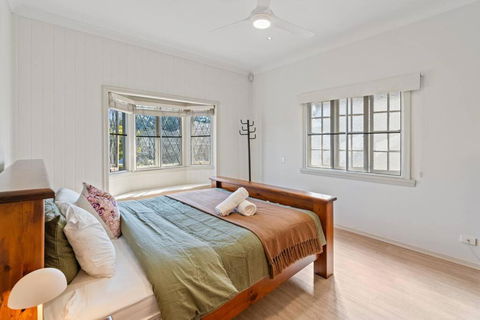 Artistic Queenslander With Park Views - Near City! - Whitsundays Accommodation 4