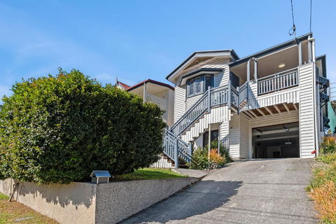 Artistic Queenslander With Park Views - Near City! - Whitsundays Accommodation 1