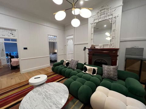 Artists Residence - Whitsundays Accommodation 0