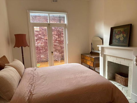 Artsy North Melbourne 2-Bedder - Whitsundays Accommodation 4