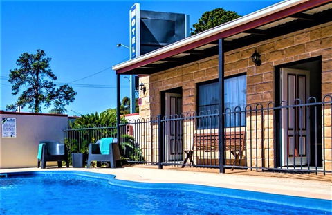 Ascot Lodge Motor Inn - Whitsundays Accommodation 1
