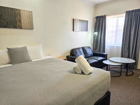 Ascot Lodge Motor Inn - Whitsundays Accommodation 0
