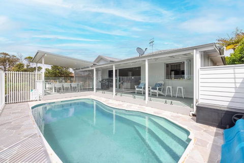 Ash Haven, 19 Ash St - Views, Pool, Air Con, Boat Parking, Wi-Fi - Whitsundays Accommodation 2