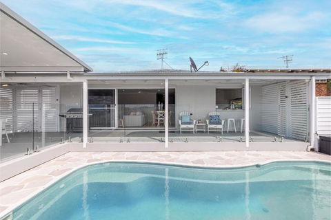 Ash Haven, 19 Ash St - Views, Pool, Air Con, Boat Parking, Wi-Fi - Whitsundays Accommodation 3