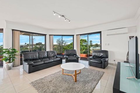 Ash Sienna - Whitsundays Accommodation 3