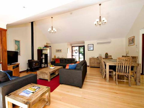 Ashleigh - In Town - Margaret River - Whitsundays Accommodation 1