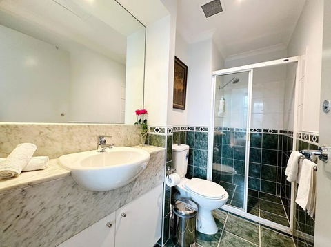 Aspire CBD One Bedroom With Indoor Pool & Parking Available - Whitsundays Accommodation 3