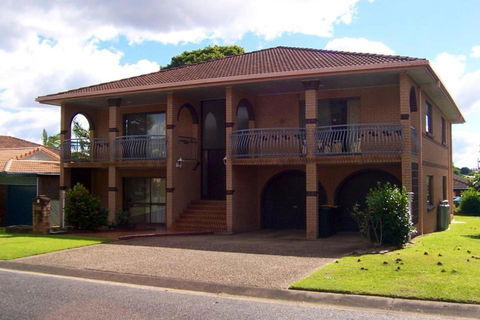 Aspley Bedroom & Share Bathroom With Other Guests - Whitsundays Accommodation 1