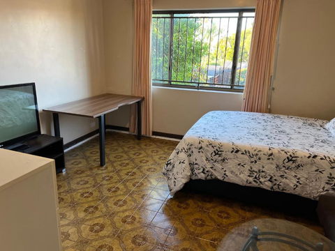 Aspley Bedroom & Share Bathroom With Other Guests - Whitsundays Accommodation 2