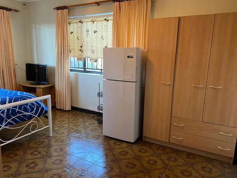 Aspley Bedroom & Share Bathroom With Other Guests - Whitsundays Accommodation 3