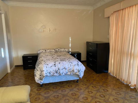 Aspley Large Room & Share Bathroom With Other Guests - Whitsundays Accommodation 1