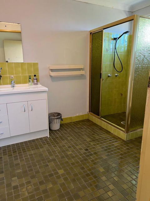 Aspley Large Room & Share Bathroom With Other Guests - Whitsundays Accommodation 3