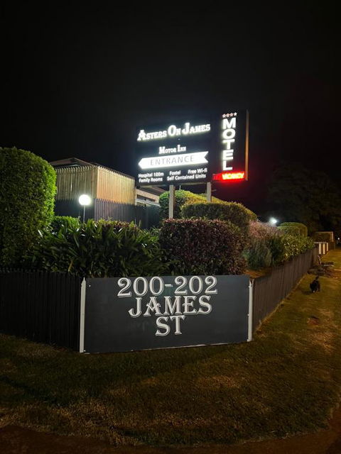 Asters On James Motor Inn - Whitsundays Accommodation 0