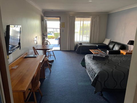 Asters On James Motor Inn - Whitsundays Accommodation 2