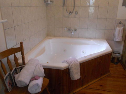 Astley Cottage - Whitsundays Accommodation 3