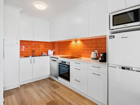Astrids At Central Park - 2BR L Lake & Mountain Views L Central Location L WiFi - Whitsundays Accommodation 1