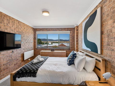 Astrids At Central Park - 2BR L Lake & Mountain Views L Central Location L WiFi - Whitsundays Accommodation 3