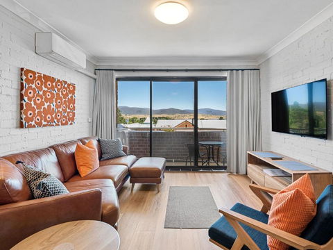 Astrids At Central Park - 2BR L Lake & Mountain Views L Central Location L WiFi - Whitsundays Accommodation 2