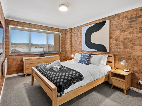 Astrids At Central Park - 2BR L Lake & Mountain Views L Central Location L WiFi - Whitsundays Accommodation 4