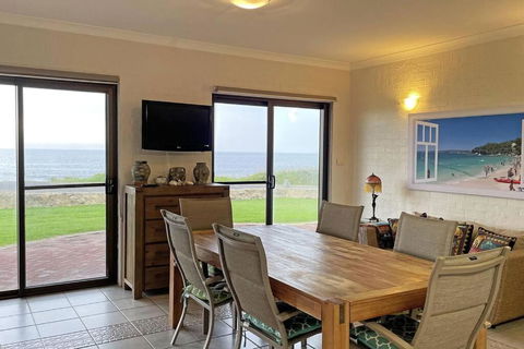 Augusta Beachfront - Watch The Whales Go By - Whitsundays Accommodation 3