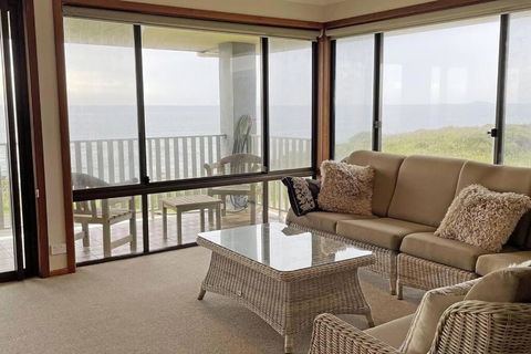 Augusta Beachfront - Watch The Whales Go By - Whitsundays Accommodation 4