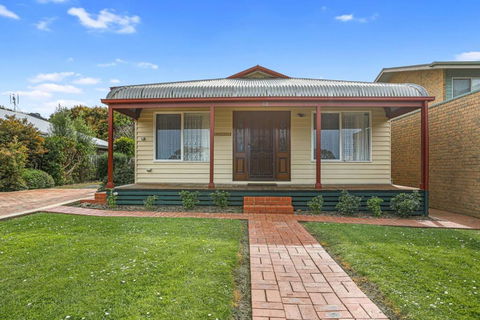 Aunty Wins - Whitsundays Accommodation 0